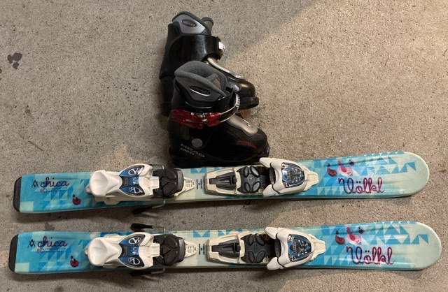 スキー板とブーツの写真