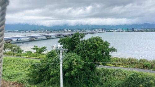 ZIPラインのスタート地点から、琵琶湖、琵琶湖大橋を望む写真