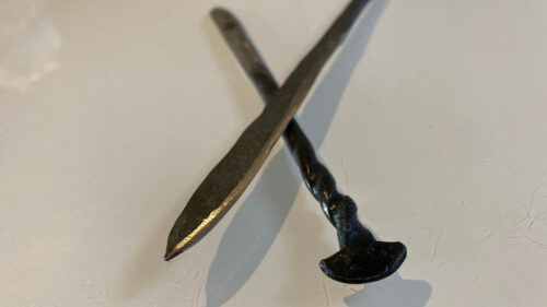 五寸釘で作ったナイフの刃先の写真