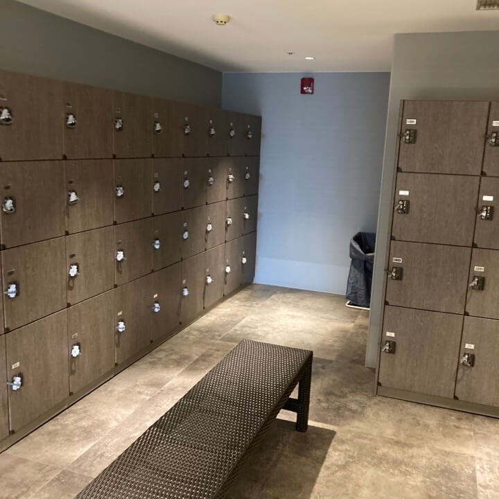 白浜マリオットホテルのプールサイドにある男性用更衣室の写真
