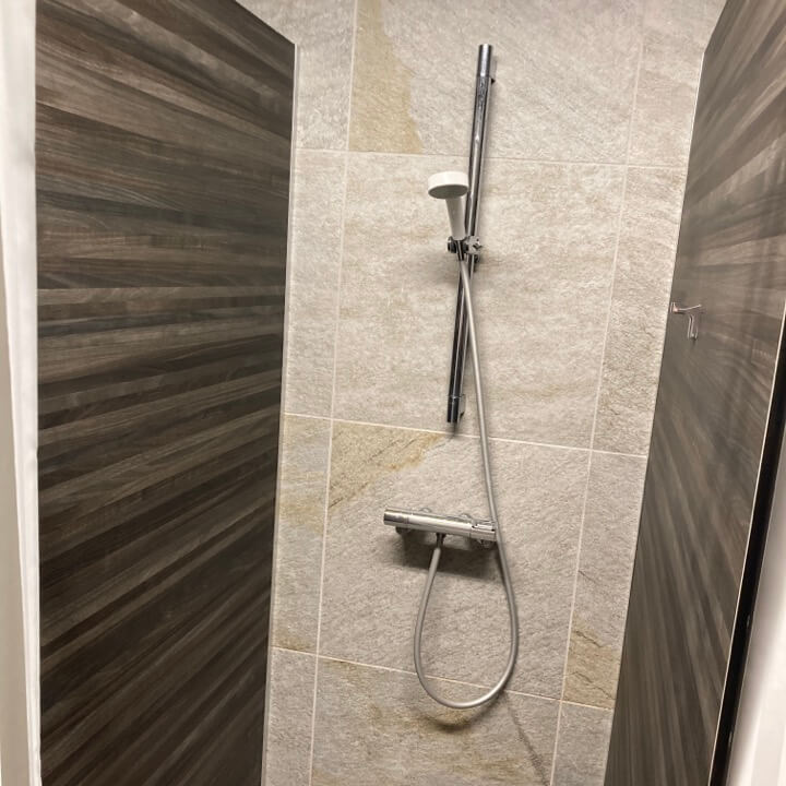 白浜マリオットホテルのプールサイドにある男性用更衣室シャワーの写真