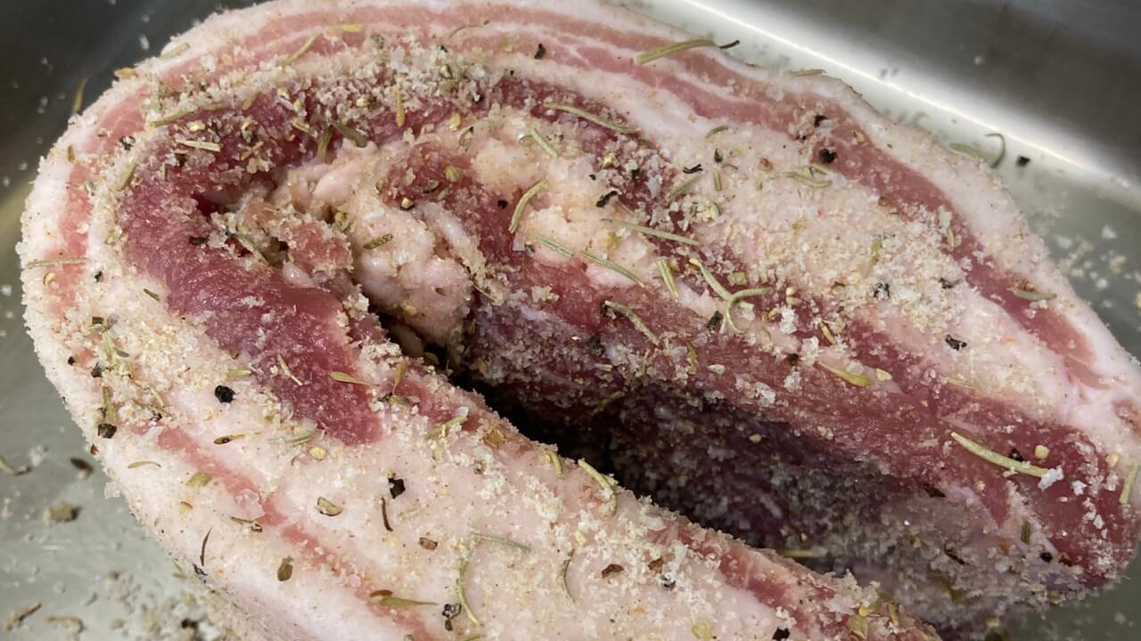 クレイジーソルトをまぶした豚バラ肉の写真